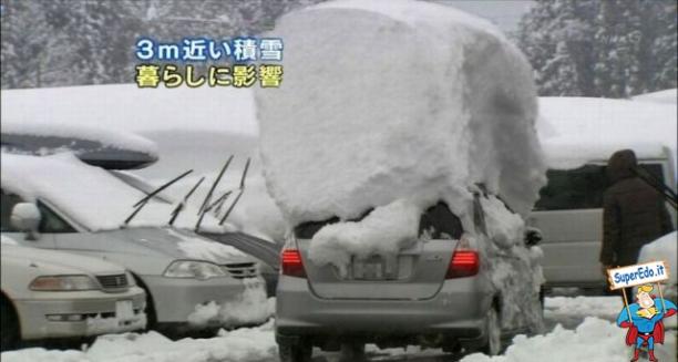 auto_con_metri_di_neve_sopra.jpg