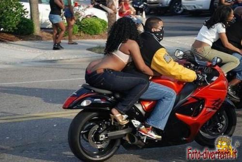 motociclista a culo fuori.jpg