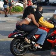 motociclista a culo fuori.jpg